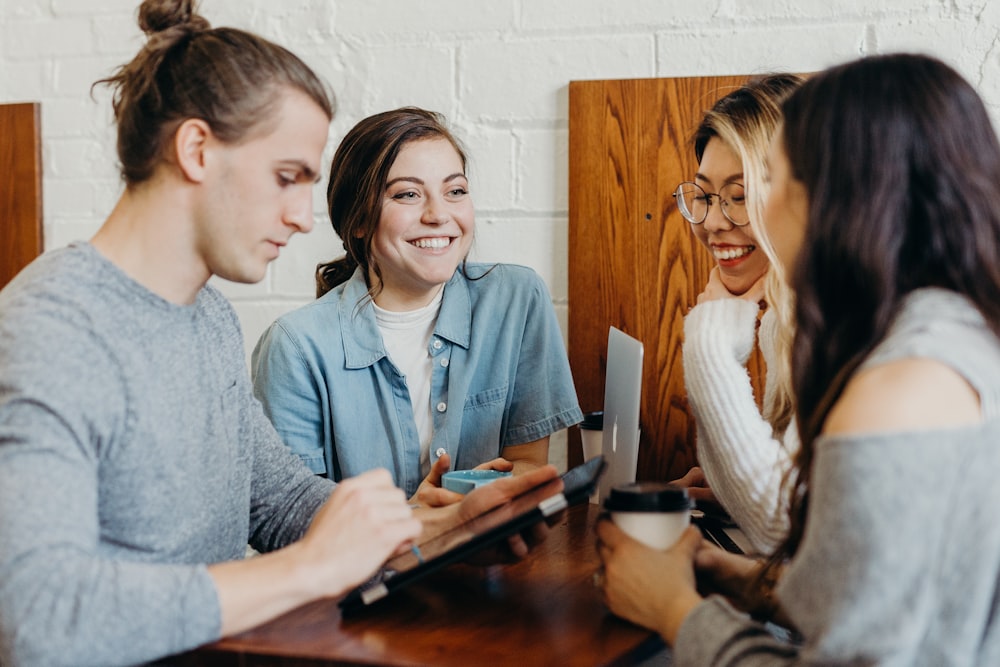 Menschen arbeiten gemeinsam an einem Tisch